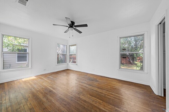 Building Photo - 3025 Mitchell Ave