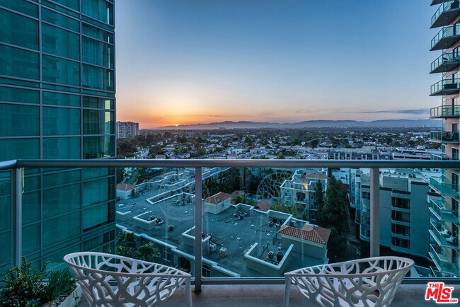 Building Photo - 13700 Marina Pointe Dr