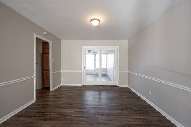 Building Photo - "Charming 3-Bed, 2-Bath Gem on E 35th St w...