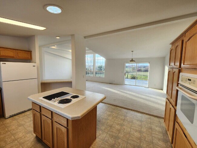 Building Photo - 3 bed 2 bath 2 car garage w/ great views i...