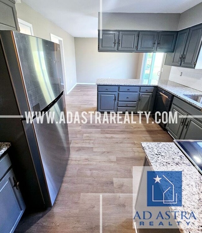 Building Photo - Very Nice 3 Bedroom 2 Bath Duplex in Overland Park-Available in JUNE!!