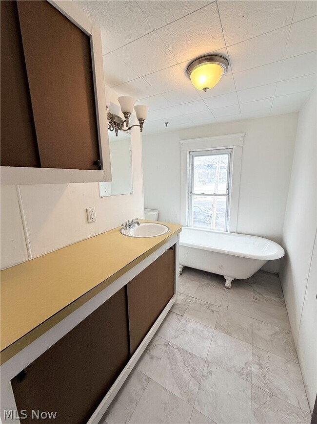 Building Photo - 1433 Kenmore Blvd