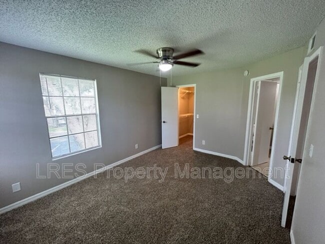 Building Photo - 380 Lakepointe Dr