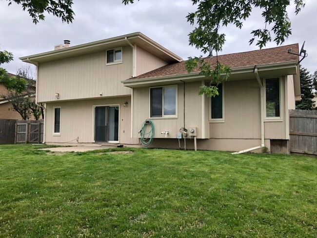 Building Photo - Come check out this roomy Tri-level in a g...