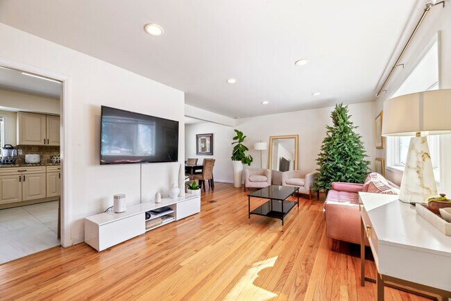 Building Photo - 446 Roedel Plz