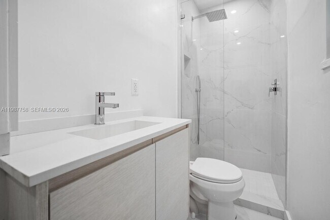 Building Photo - 5661 Pine Tree Dr