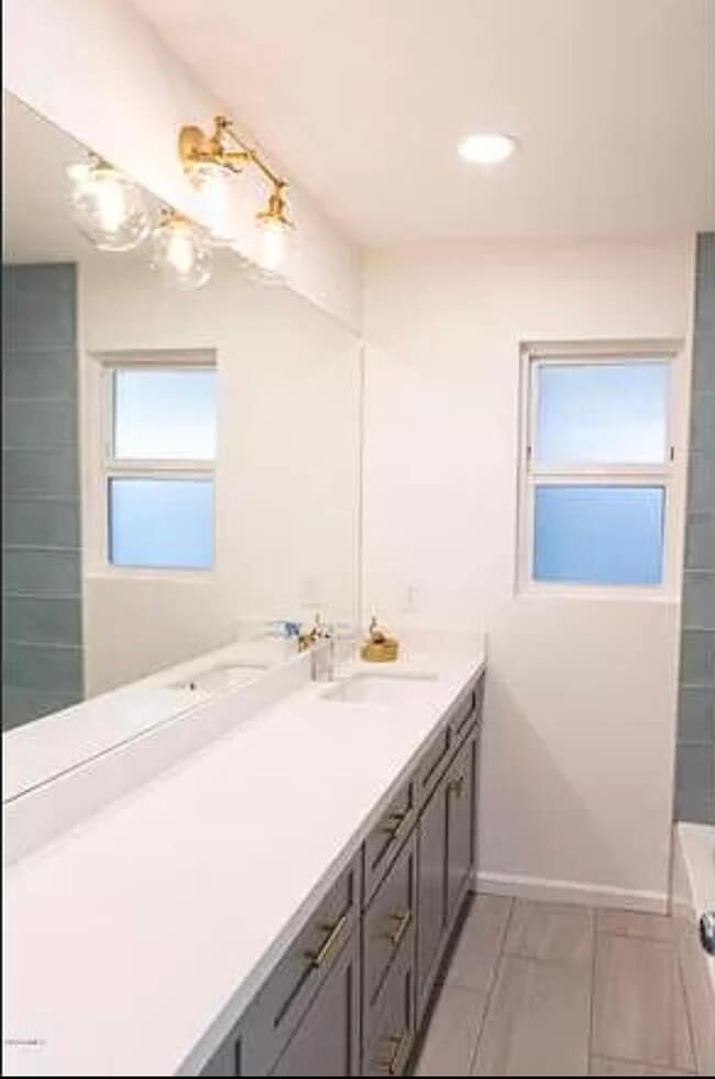 Building Photo - 1506 E Clarendon Ave