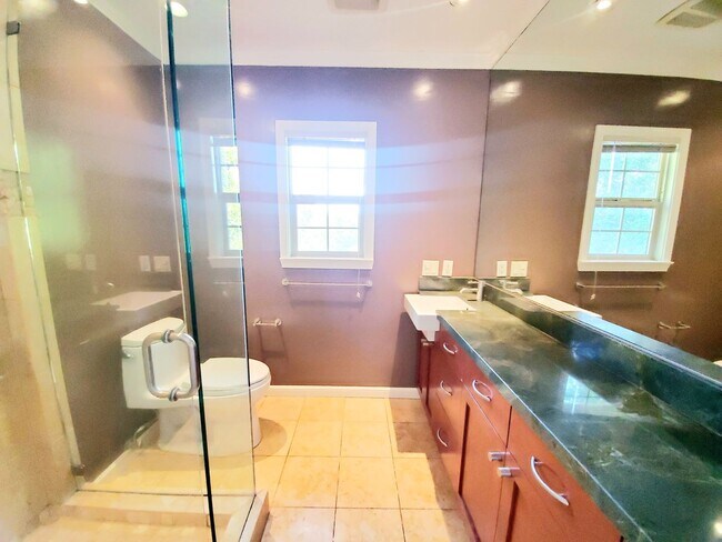 Building Photo - Hillsborough home with Bay views