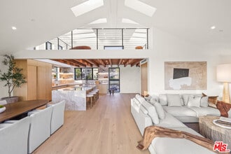 Building Photo - 2530 Beverley Ave