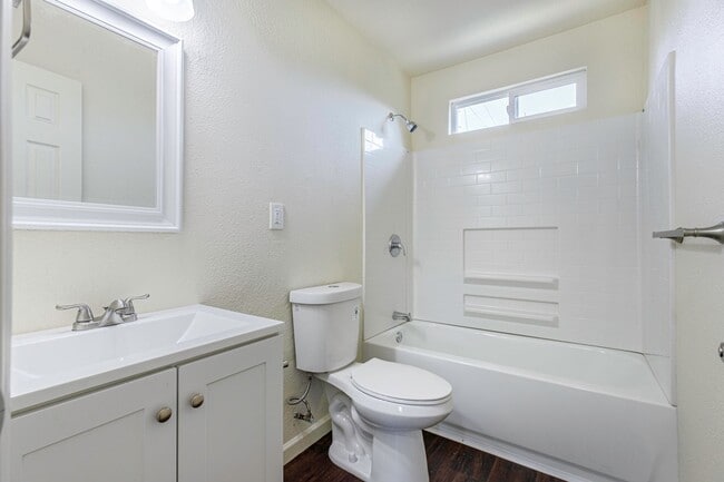 Building Photo - Spacious 2 bedroom / 1 bath renovated home...