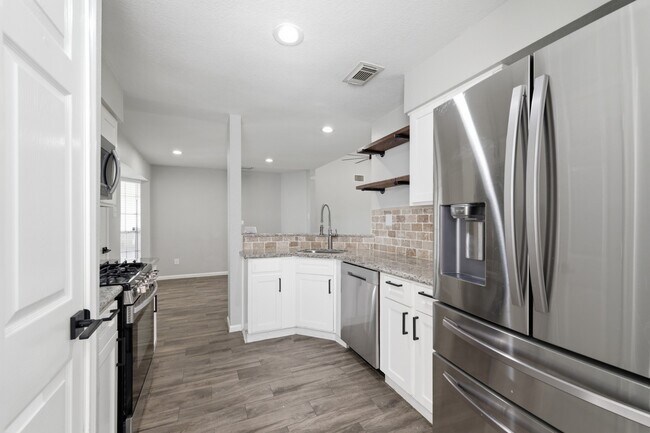 Building Photo - 1805 Whitebriar Dr
