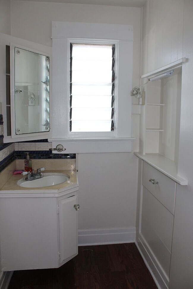 Building Photo - 622