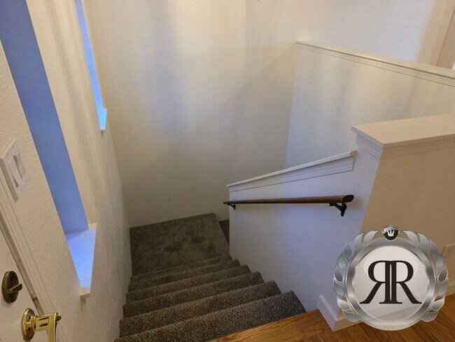 Building Photo - 2 Bedroom, 1 1/2 Bath, Updated!