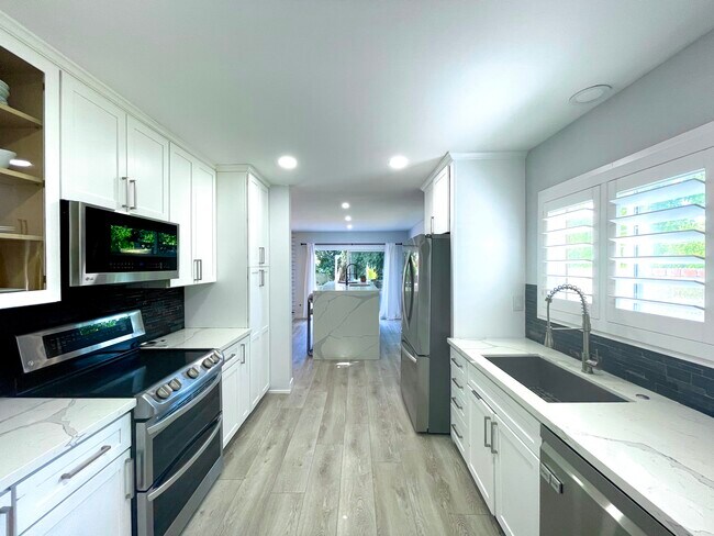 Building Photo - 7842 W 79th St