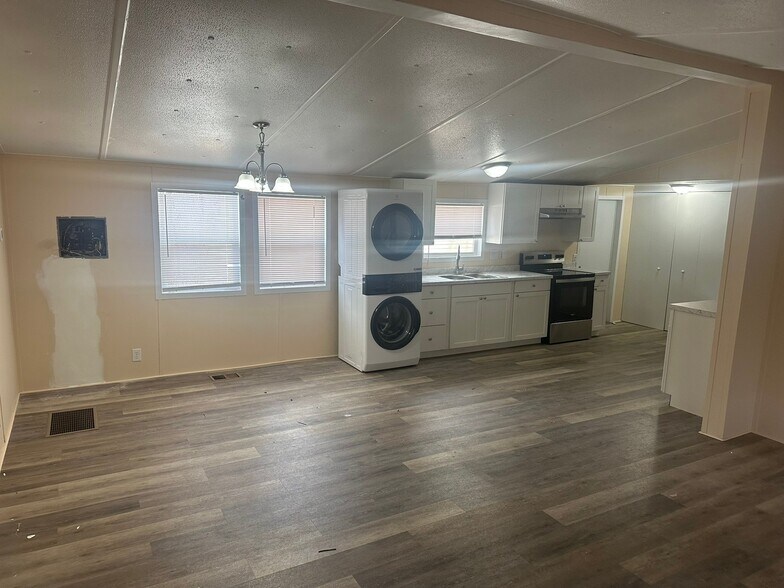 Building Photo - 1221 N Valrico Rd