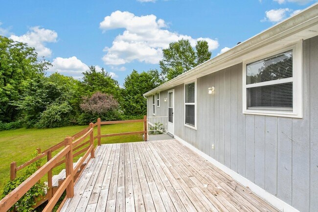 Building Photo - 1009 Lynndale Dr