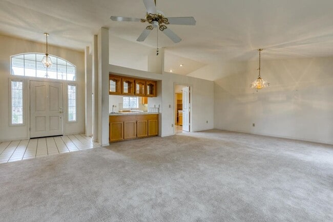 Building Photo - SPACIOUS 3 BED 2.5 BATH HOUSE WITH 3 CAR GARAGE