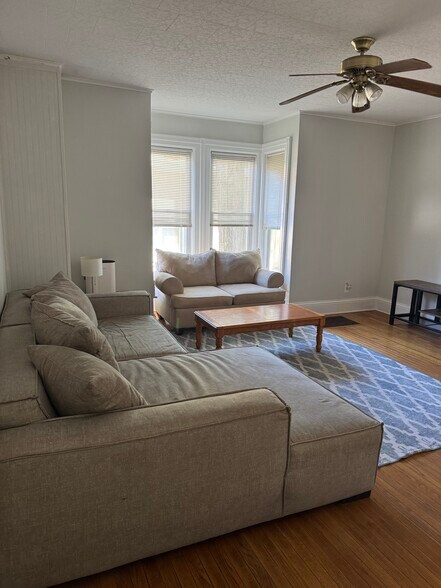 Building Photo - 10 Barker St