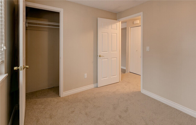 Building Photo - REMODELED, TOP FLOOR KIRKLAND 2 BED CONDO ...