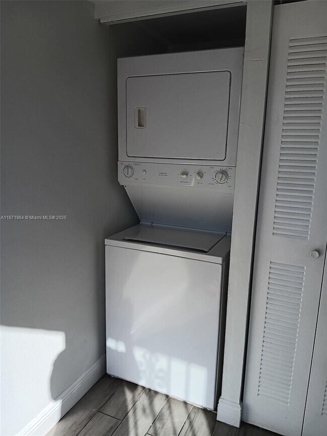 Building Photo - 550 SW 115th Ave