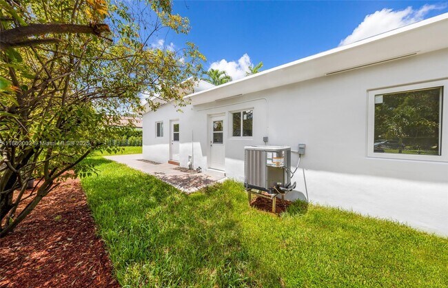 Building Photo - 1096 Raven Ave