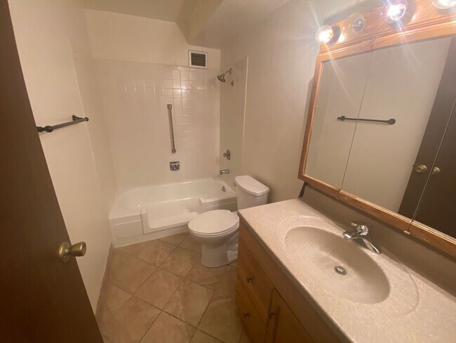 Building Photo - 2 Bedroom 1 Bath Condo in Heather Gardens