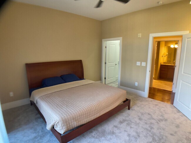 Building Photo - Upscale Condo in Popular Davis Park!