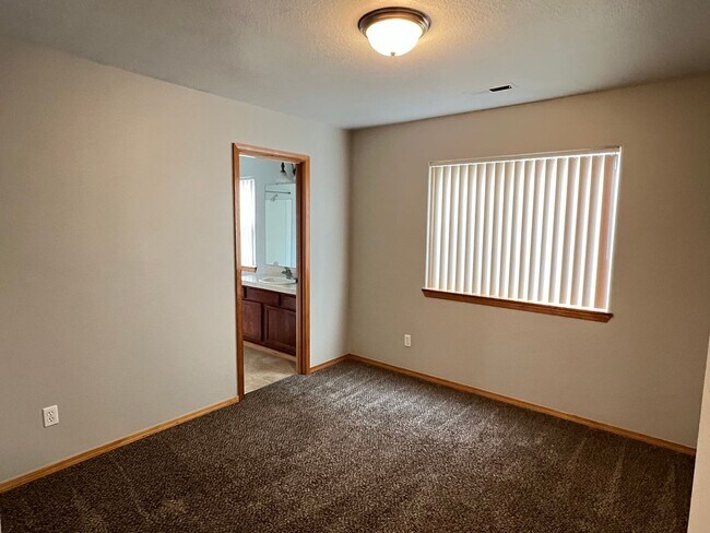 Building Photo - 747-747 SE Tampa St