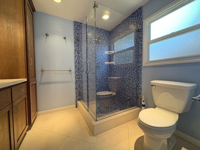 Building Photo - Beautiful 4BD/2BA Menlo Park Home with Lar...
