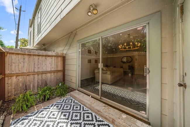 Building Photo - 14703 Barryknoll Ln