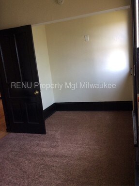 Building Photo - Beautiful Upper Duplex