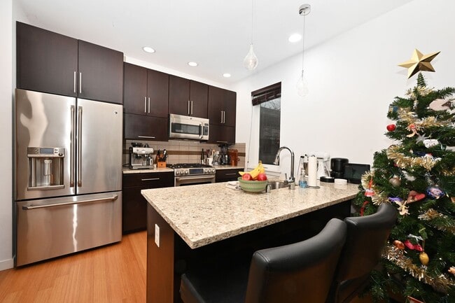 Building Photo - Ballard Townhouse - In Unit Washer/Dryer, Rooftop Deck