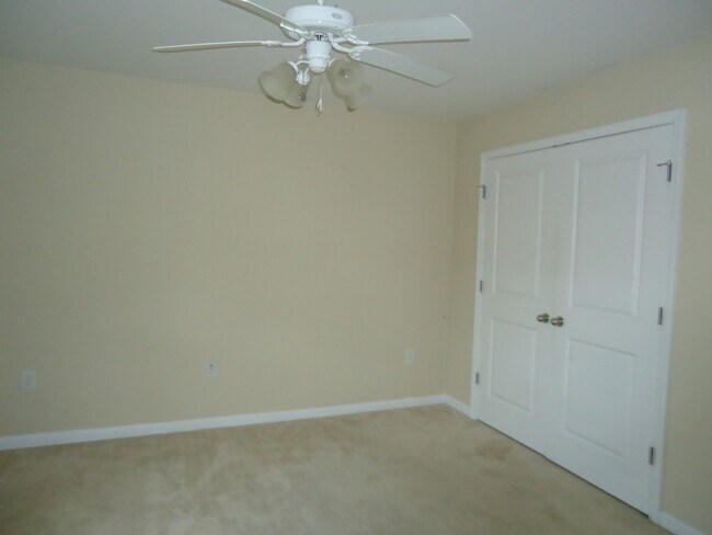 Building Photo - Summit #1012 - End Unit! - PRELEASING FOR AUGUST 2026!