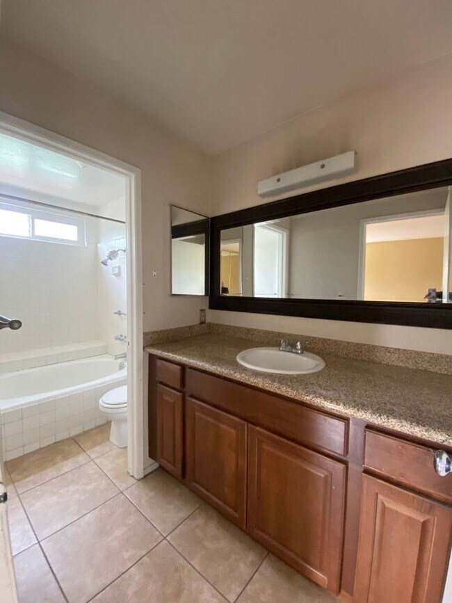 Building Photo - Pool Home in Ontario with Three Bedrooms