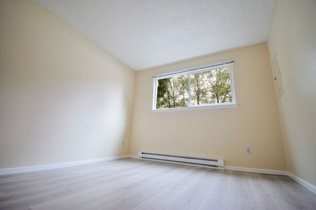 Building Photo - Newly Updated 2 BR Townhouse Apartment in SW Portland!