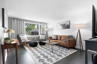 Building Photo - 1446 Pilgrim St