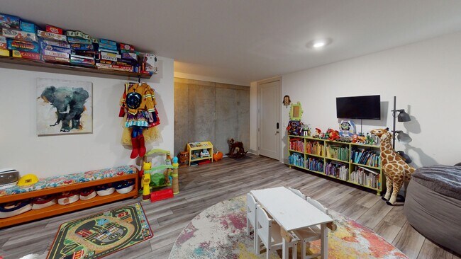 Building Photo - Wonderful 4 Bdrm, 3.5 Bath on outskirts of Eastchase