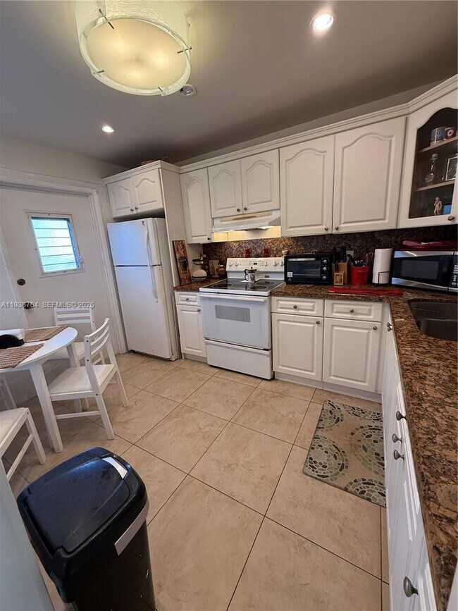 Building Photo - 500 NE 14th Ave