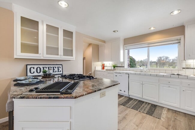 Building Photo - Beautiful 5 bedroom/3bath home with a pool