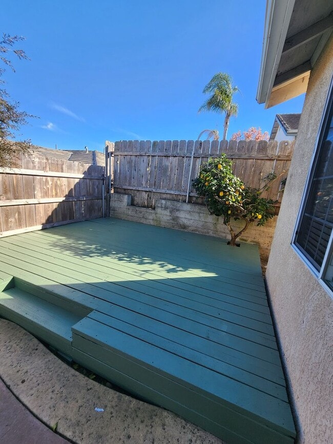 Building Photo - Gorgeous 4 Bed, 2 Bath Home with Large Garage and Fenced Backyard