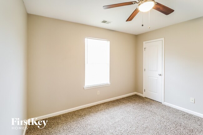 Building Photo - 243 Davis Dr