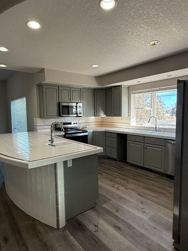 Building Photo - Spacious Redmond Estate on 14 Acres – 4,300+ Sq Ft, Pastures, 4-Car Garage