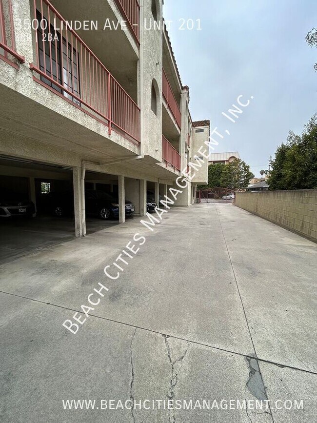 Building Photo - 3500 Linden Ave