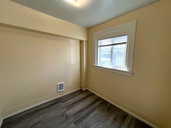 Building Photo - 315