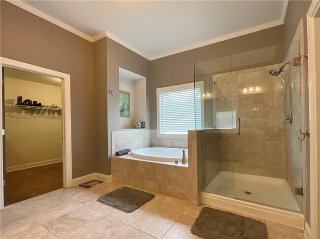Building Photo - 5452 Oak Crest Ln