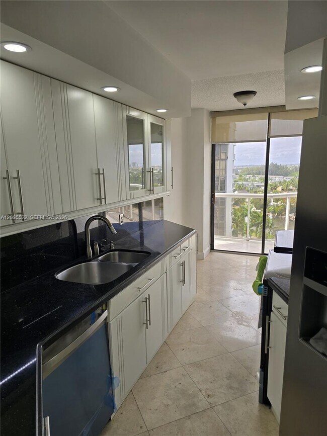 Building Photo - 3610 Yacht Club Dr