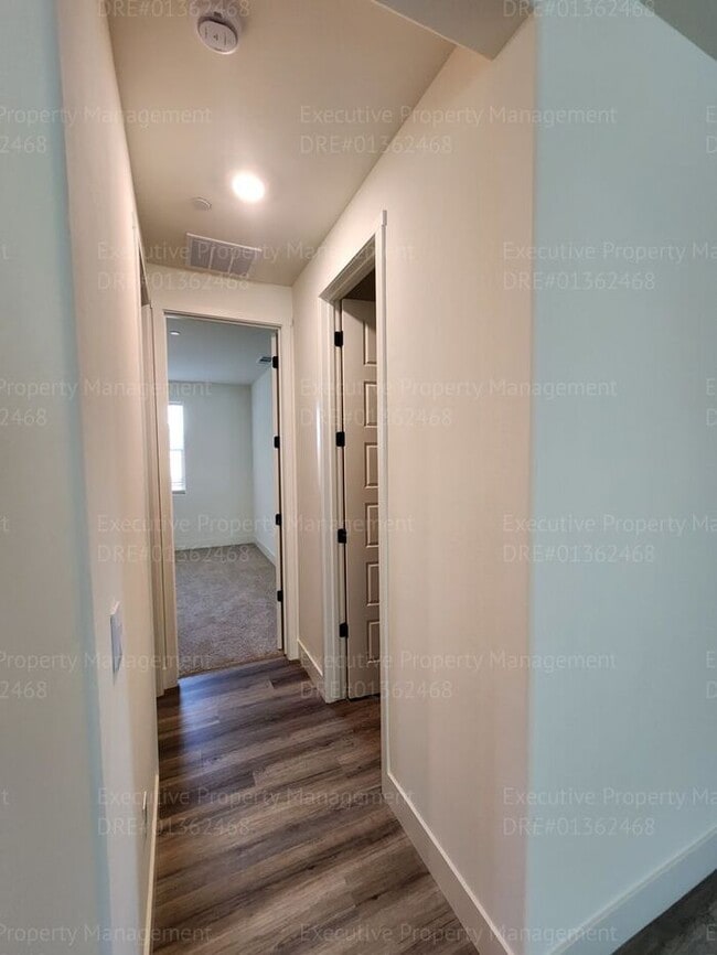 Building Photo - 4 bedroom/ 3 bathroom split-wing home.
