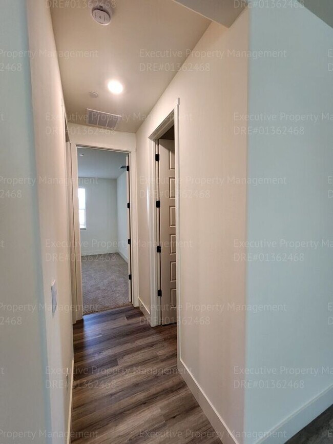 Building Photo - 4 bedroom/ 3 bathroom split-wing home. *Mo...
