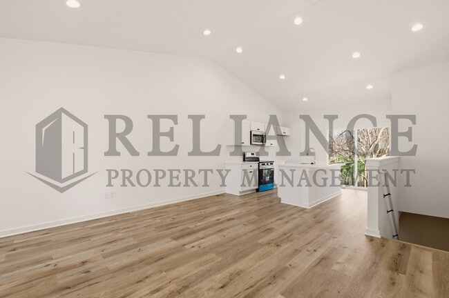 Building Photo - 5238 N Pinecrest Ct