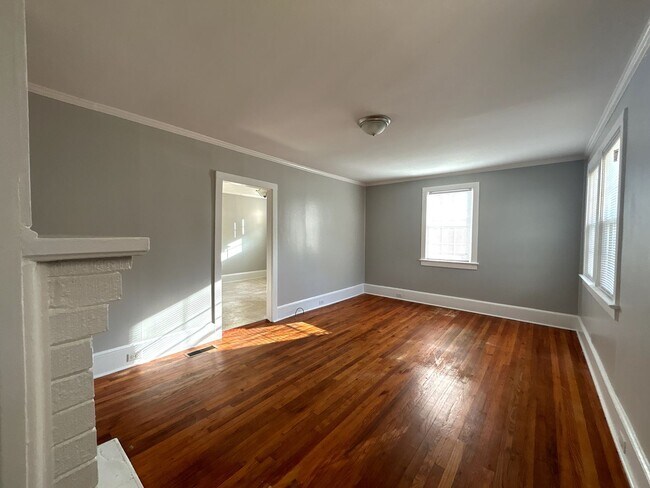 Building Photo - Move-In Ready Home with Spacious Backyard & Prime Location